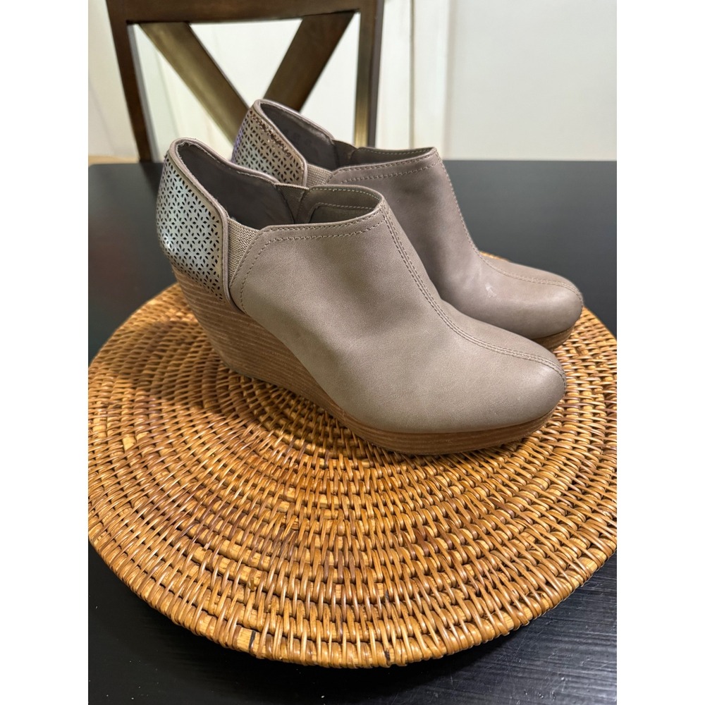 Dr. Scholls Womens Taupe Grey Wedge Booties Perforated Heel Memory Foam Shoes